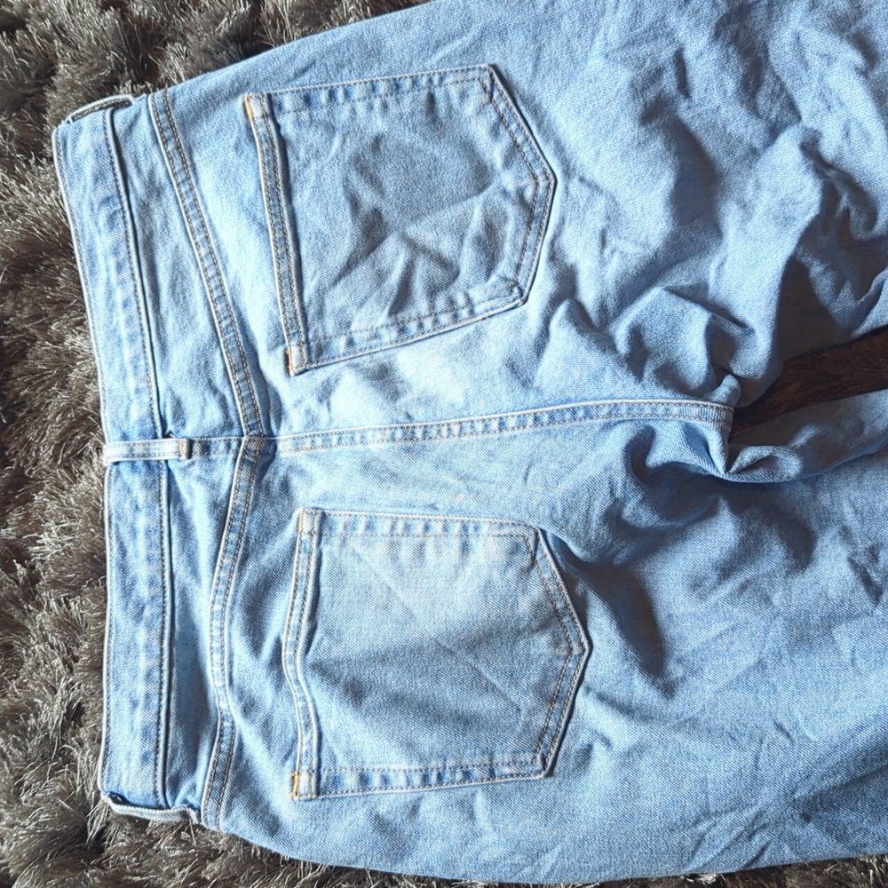 Everlane Original Cheeky Jean in Stone-washed Sky - Picture 13 of 16